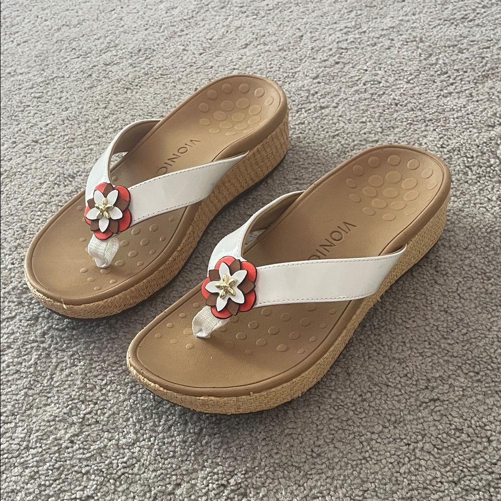 Vionic Women's Sandals with White and Tan Floral Design size 6